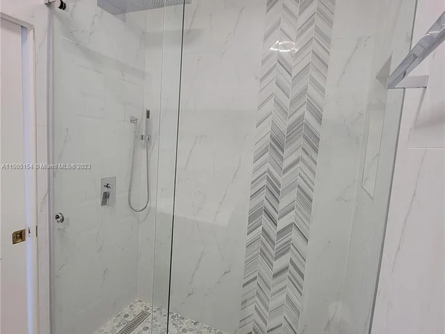 2438 Poinciana Ct, Weston FL 33327