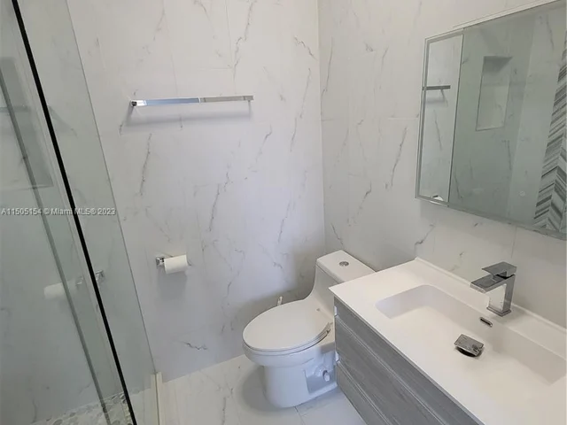 2438 Poinciana Ct, Weston FL 33327