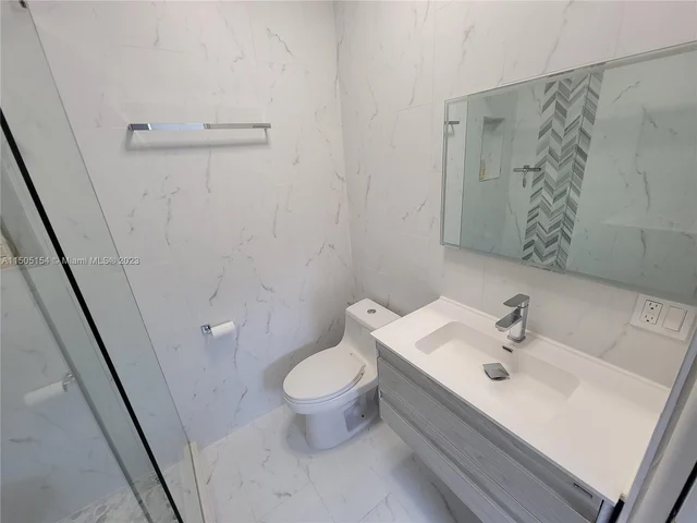 2438 Poinciana Ct, Weston FL 33327