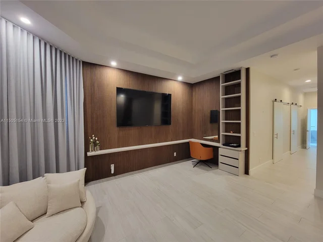 2438 Poinciana Ct, Weston FL 33327