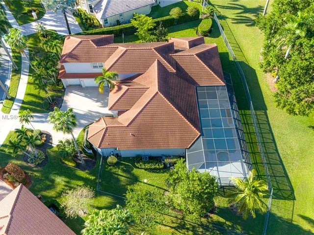 2438 Poinciana Ct, Weston FL 33327