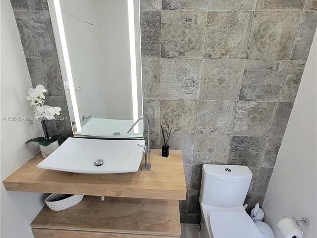 2438 Poinciana Ct, Weston FL 33327