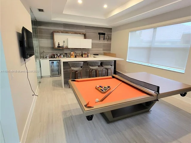 2438 Poinciana Ct, Weston FL 33327