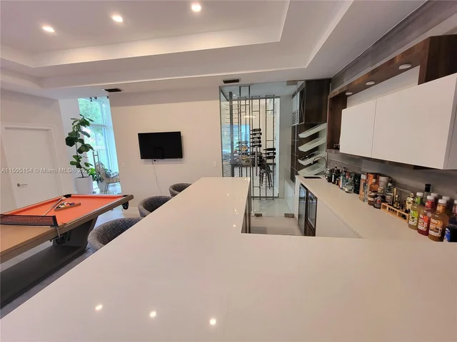 2438 Poinciana Ct, Weston FL 33327