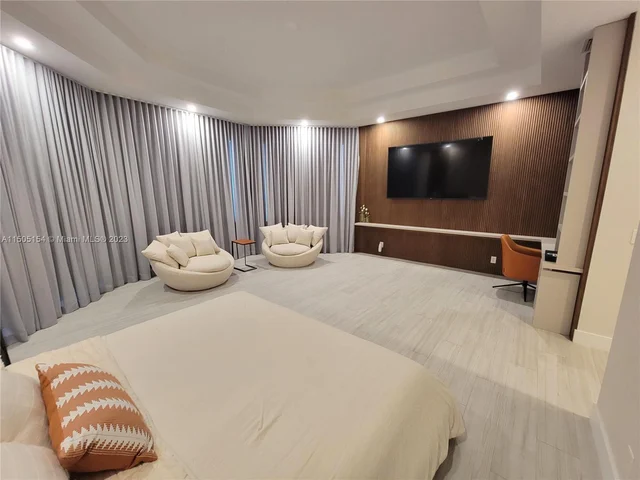 2438 Poinciana Ct, Weston FL 33327