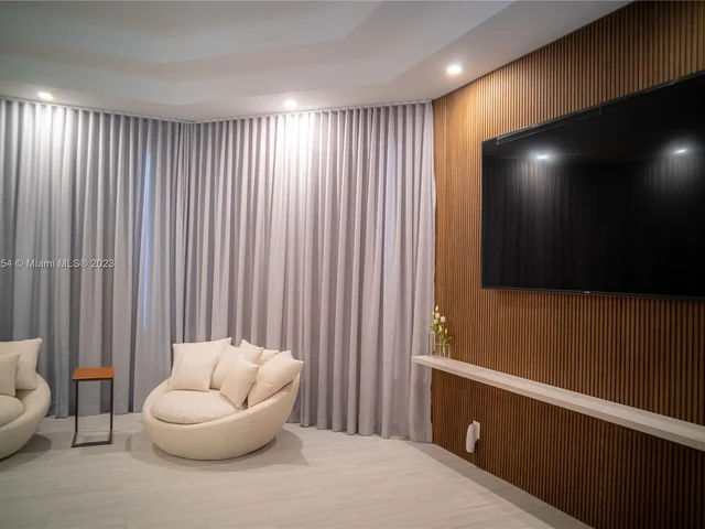 2438 Poinciana Ct, Weston FL 33327