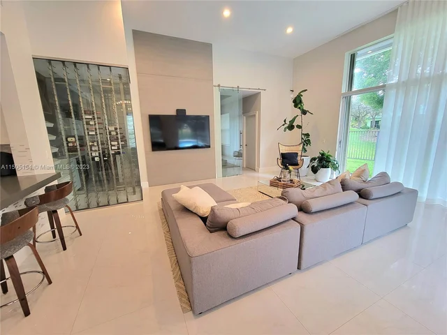 2438 Poinciana Ct, Weston FL 33327