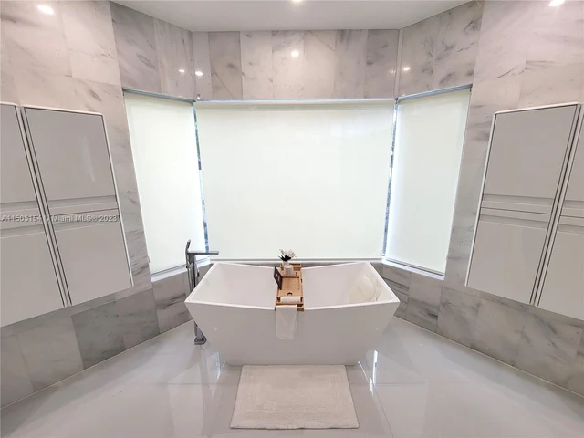 2438 Poinciana Ct, Weston FL 33327