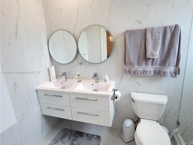 2438 Poinciana Ct, Weston FL 33327