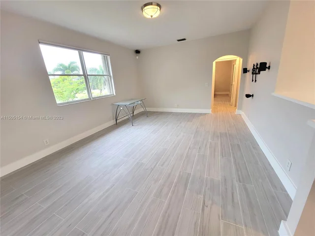 2438 Poinciana Ct, Weston FL 33327