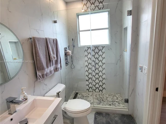 2438 Poinciana Ct, Weston FL 33327