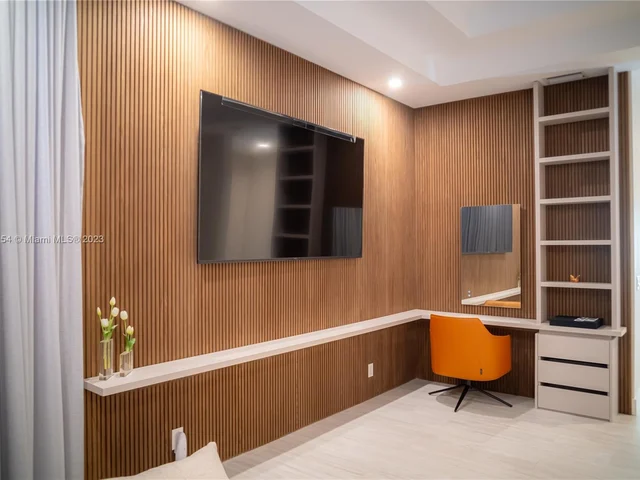 2438 Poinciana Ct, Weston FL 33327