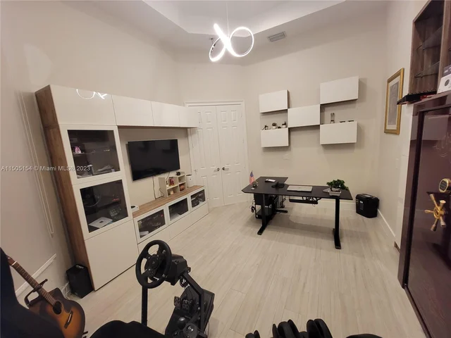 2438 Poinciana Ct, Weston FL 33327