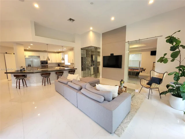 2438 Poinciana Ct, Weston FL 33327