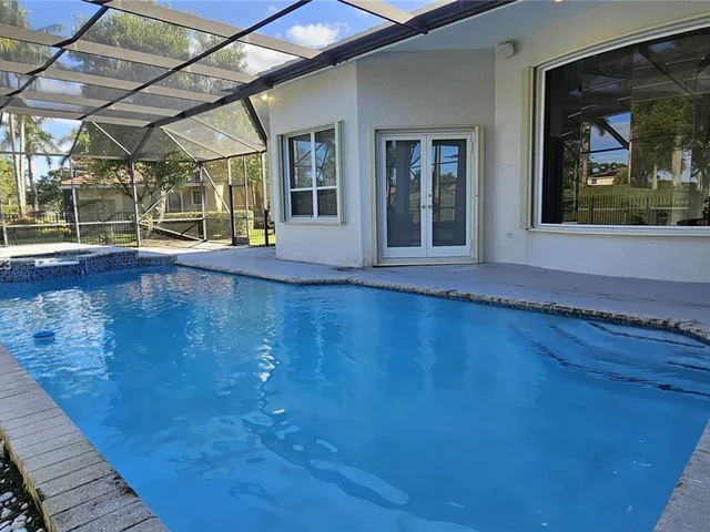 2438 Poinciana Ct, Weston FL 33327