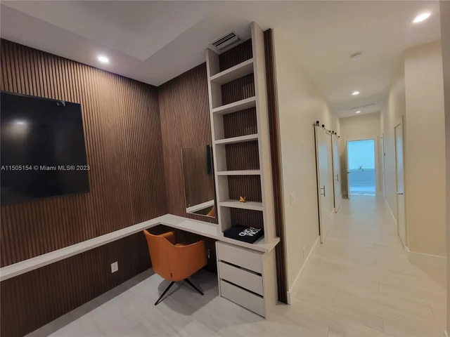 2438 Poinciana Ct, Weston FL 33327