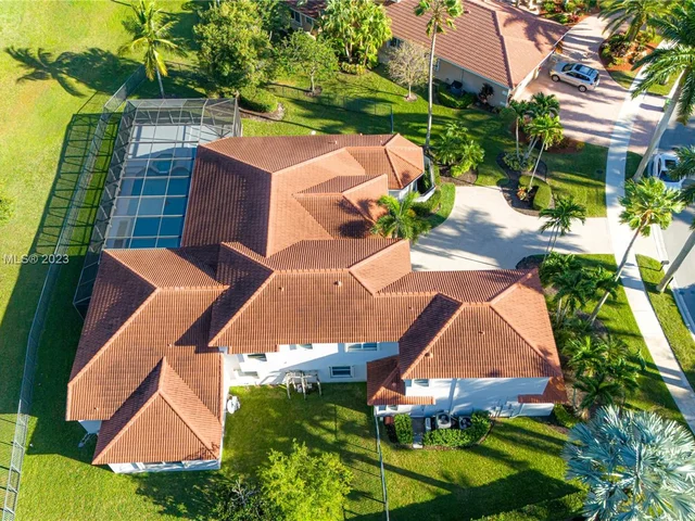 2438 Poinciana Ct, Weston FL 33327