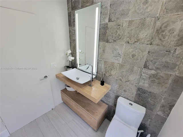 2438 Poinciana Ct, Weston FL 33327