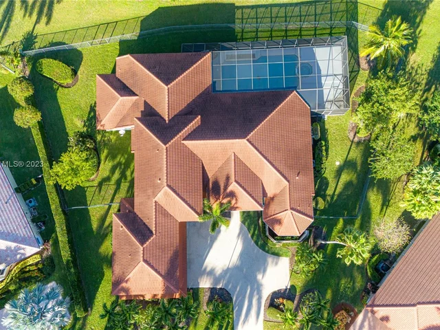 2438 Poinciana Ct, Weston FL 33327