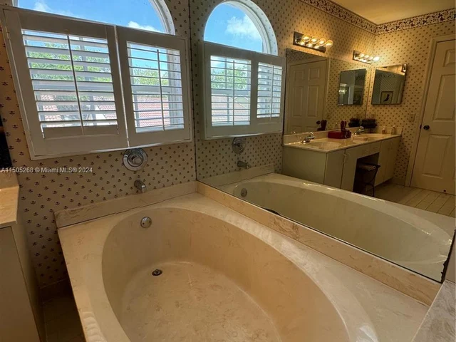 19232 NW 88th Pl, Hialeah FL 33018