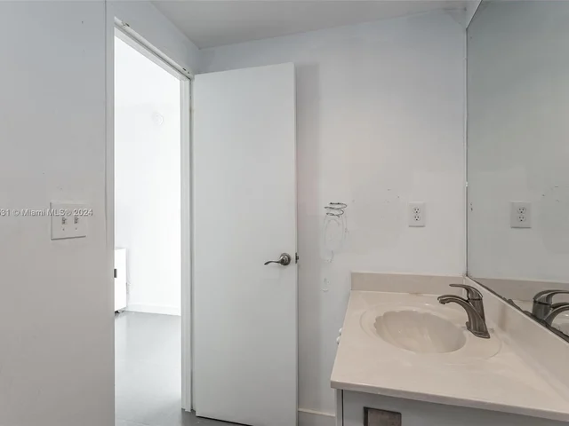 4001 S Ocean Dr # 8F, Hollywood FL 33019