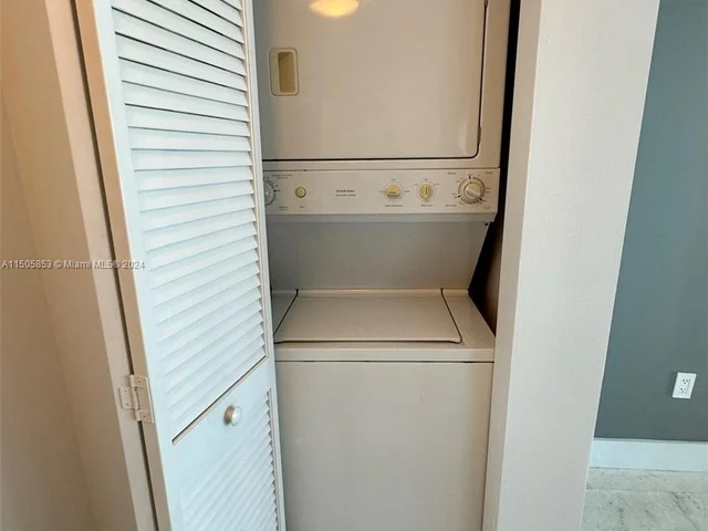 41 SE 5th St # 1701, Miami FL 33131