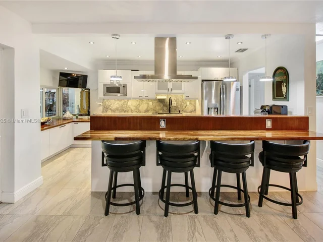 19901 NE 21st Ave, Miami FL 33179