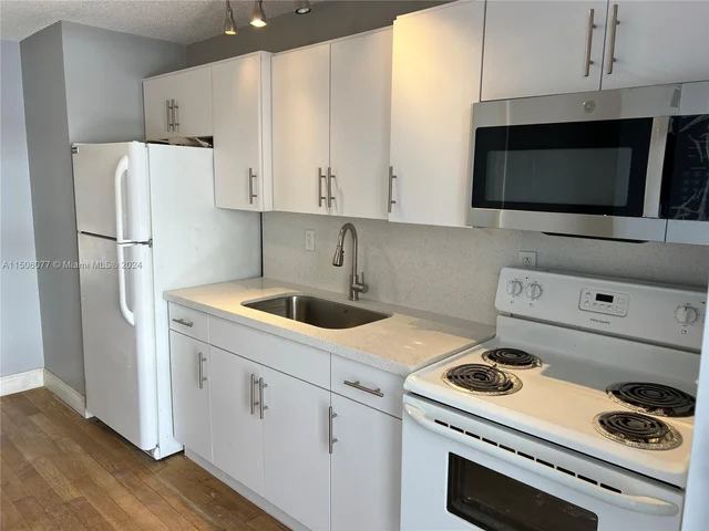 221 Meridian Ave # 305, Miami Beach FL 33139