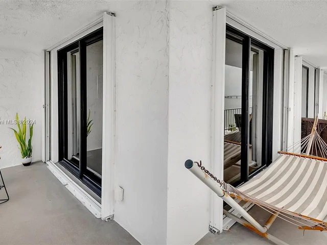 200 SE 15th Rd # 6J, Miami FL 33129