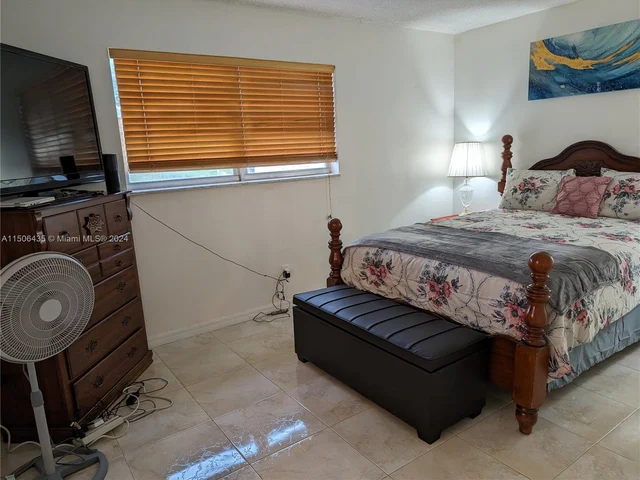 4550 NW 43rd St, Lauderdale Lakes FL 33319