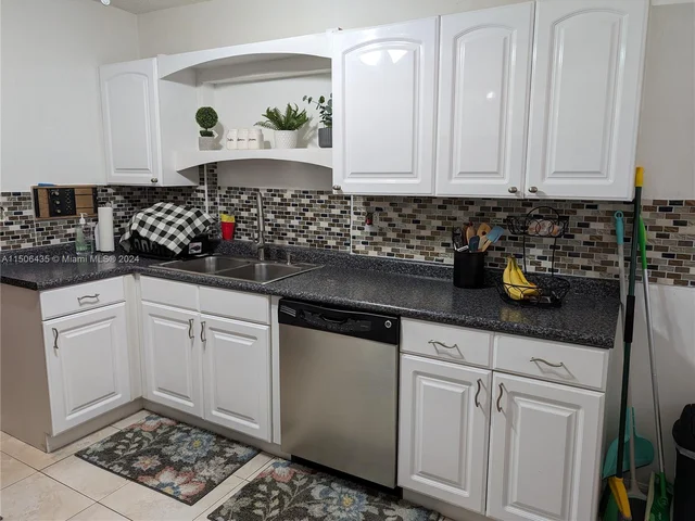 4550 NW 43rd St, Lauderdale Lakes FL 33319