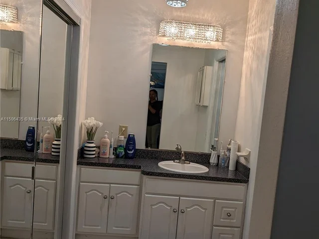 4550 NW 43rd St, Lauderdale Lakes FL 33319