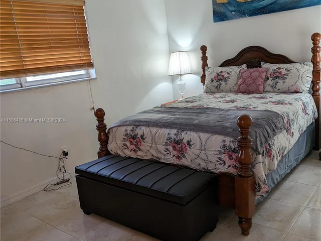 4550 NW 43rd St, Lauderdale Lakes FL 33319