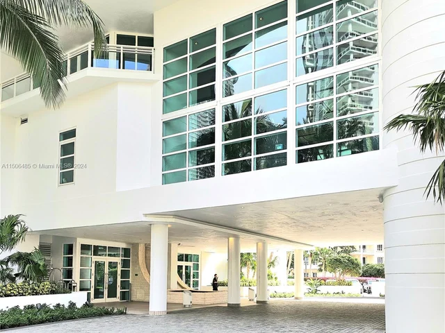 900 Brickell Key BL # 1905, Miami FL 33131