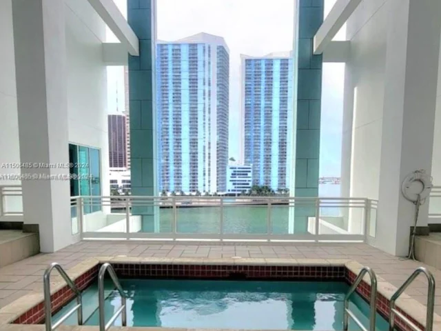 900 Brickell Key BL # 1905, Miami FL 33131