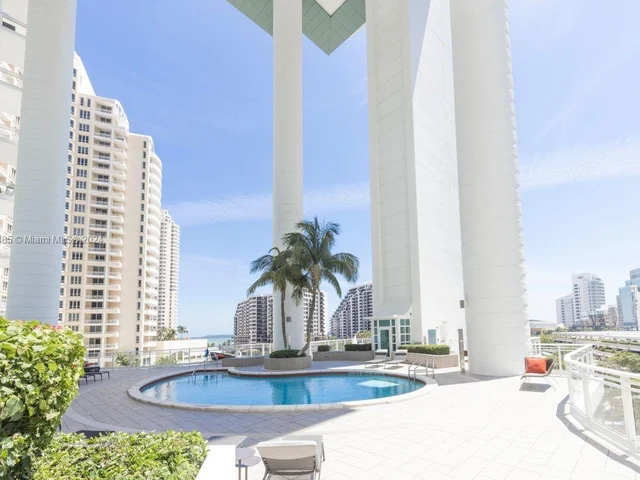 900 Brickell Key BL # 1905, Miami FL 33131