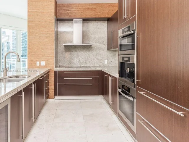 900 Brickell Key BL # 1905, Miami FL 33131