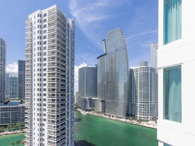 900 Brickell Key BL # 1905, Miami FL 33131