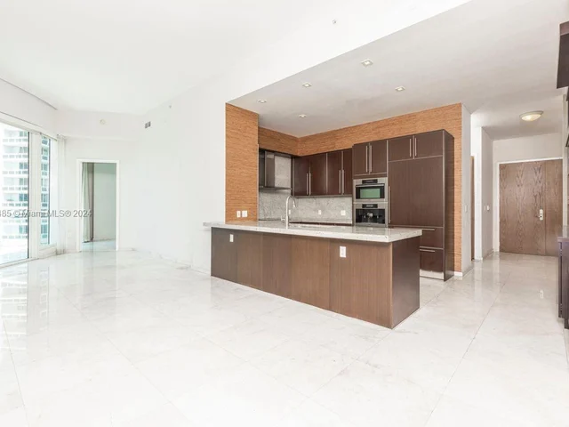 900 Brickell Key BL # 1905, Miami FL 33131