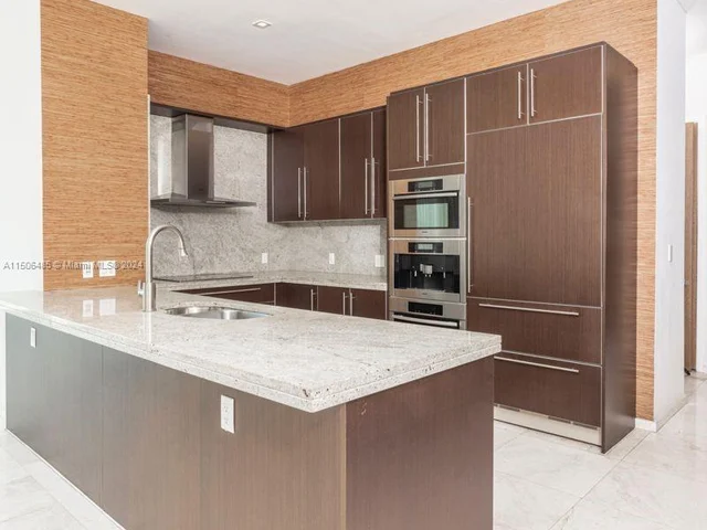 900 Brickell Key BL # 1905, Miami FL 33131