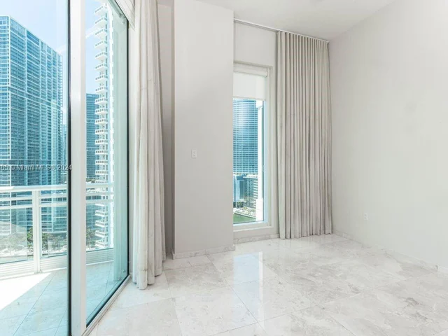 900 Brickell Key BL # 1905, Miami FL 33131
