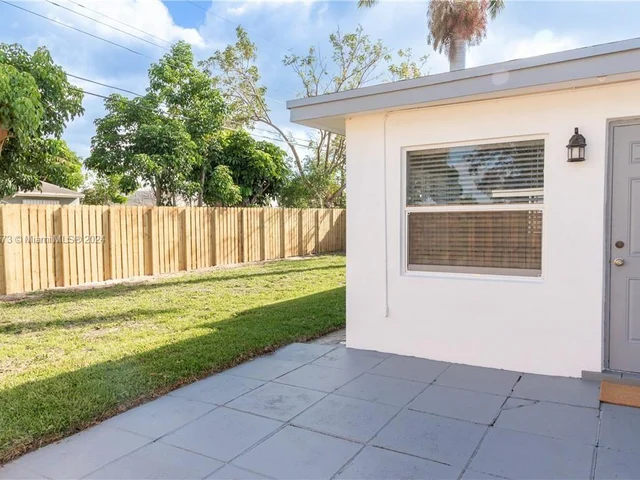 7571 Eaton St, Hollywood FL 33024