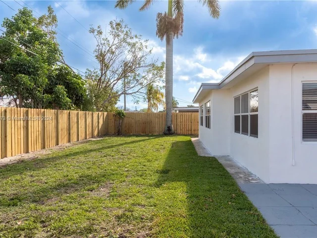 7571 Eaton St, Hollywood FL 33024