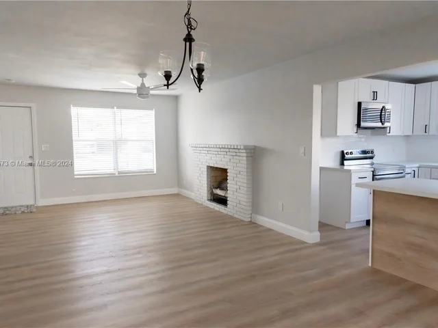 7571 Eaton St, Hollywood FL 33024