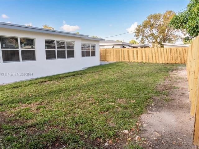 7571 Eaton St, Hollywood FL 33024