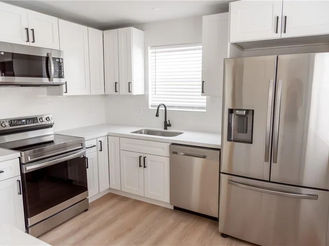 7571 Eaton St, Hollywood FL 33024