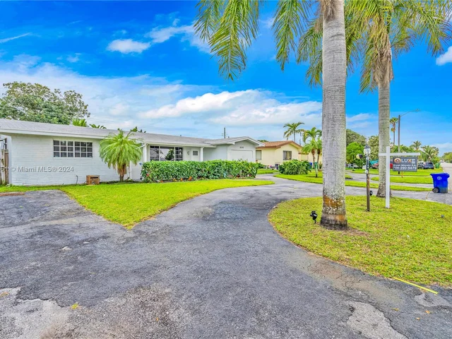 8590 NW 10th St, Pembroke Pines FL 33024