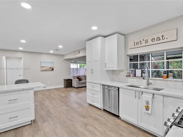 8590 NW 10th St, Pembroke Pines FL 33024