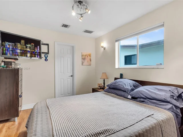 8590 NW 10th St, Pembroke Pines FL 33024