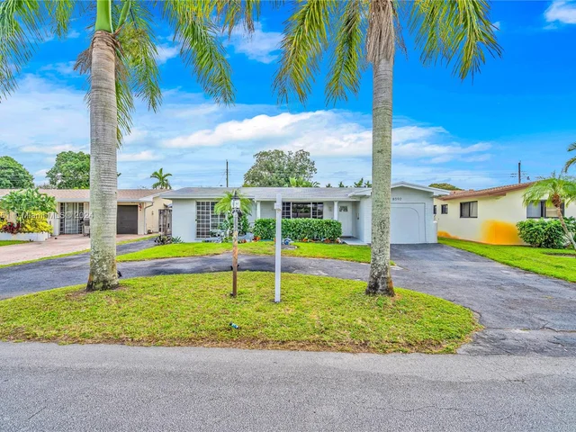 8590 NW 10th St, Pembroke Pines FL 33024